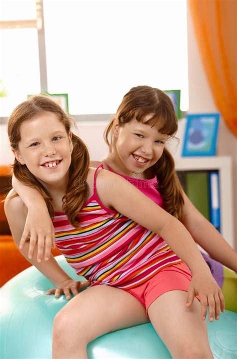 Petites Filles Ayant L Amusement Avec La Bille De Gymnastique Photo