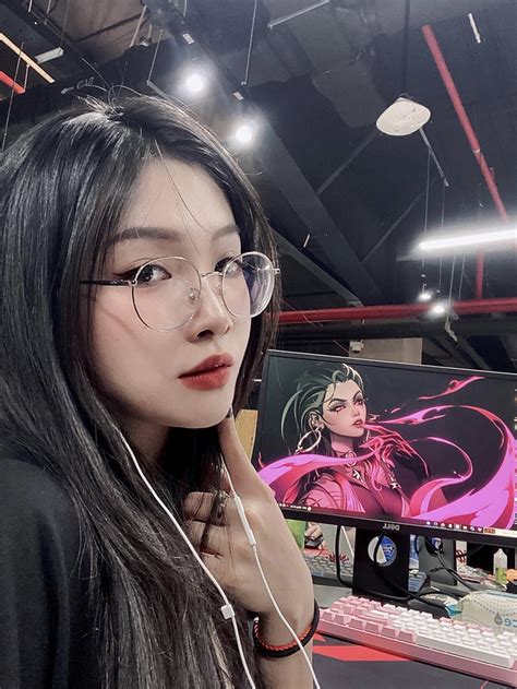 H Nh Nh I Th Ng C T Nh C A Hot Girl L Ng Wushu