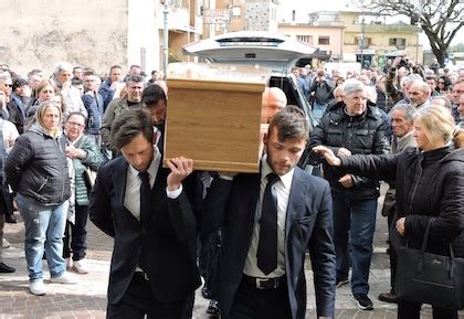 Lariano Dice Addio A Marco Cavola Una Folla Per L Ultimo Saluto Foto