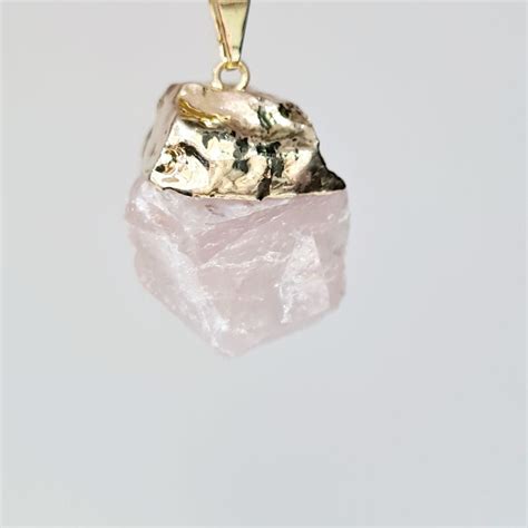 Pingente De Pedra Natural Quartzo Rosa Folheada A Ouro Elo