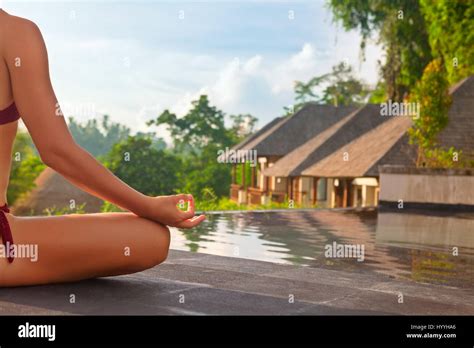 Guten Morgen Mit Yoga Meditation Ber Sunrise Hintergrund Aktive Frau Im Bikini Am Pool Der
