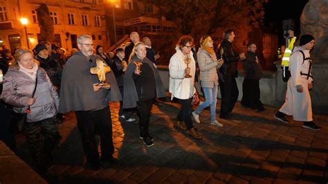 Pod hasłem Holy Wins czyli Święci Wygrywają wierni kościoła