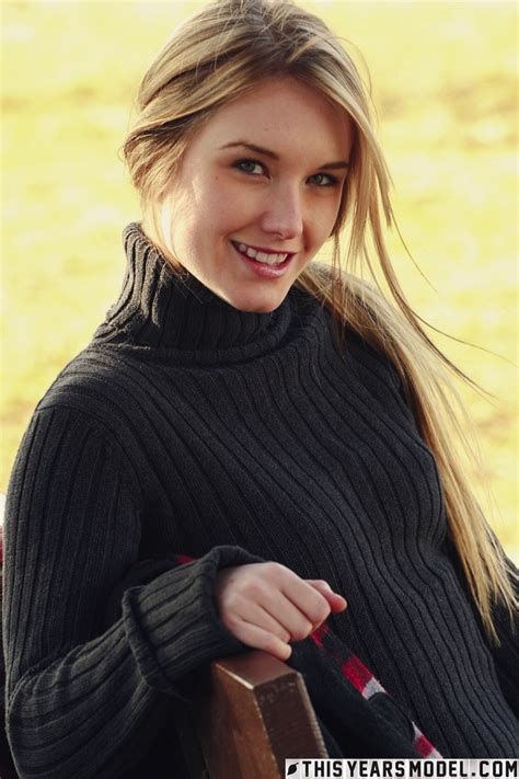 La Belle Blonde Jewel Expose Ses Seins Et Sa Chatte Sur Un Banc Public CoedCherry