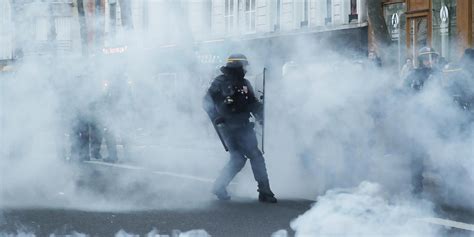 Scontri In Francia 50 Manifestanti Feriti 16 Agenti