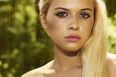 Schöne Blonde Frau Im Wald Sommersonnenlicht Stockfoto Bild von