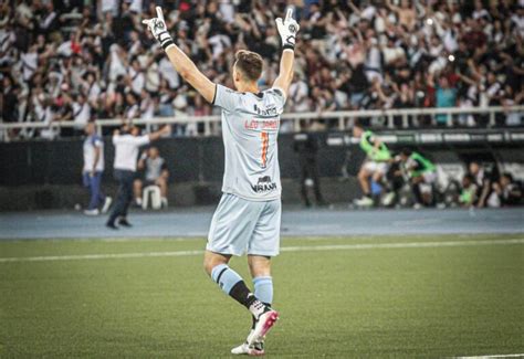 Roger Flores rasga elogios a Léo Jardim Goleiraço Vasco Notícias