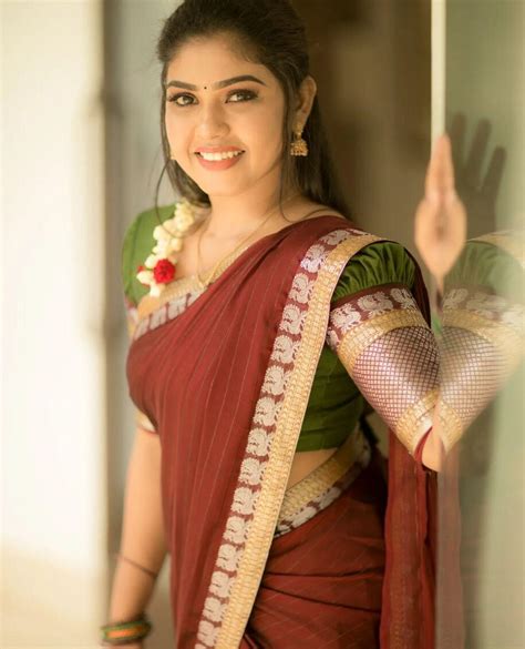 Photos ஜீன்ஸ் பேண்ட் பிளாக் ஷர்ட் ஸ்டைலாக போஸ் கொடுத்த பாண்டியன்