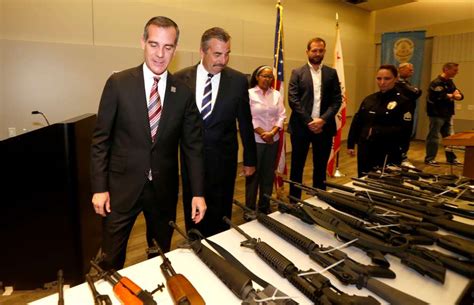 Entregan Casi 500 Armas En Los Ángeles A Cambio De Tarjetas De Regalo La Opinión