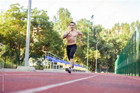 Stock Foto Athletic Male With A Naked Torso Is Running Around The Stadium Muscular Male