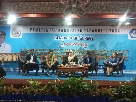 erlangga  pemkab tapanuli utara luncurkan buku bahasa batak toba