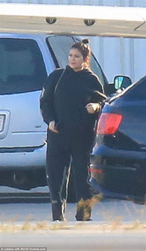 Kylie Jenner Debuts Her Baby Bump For The First Time Daily Mail Online