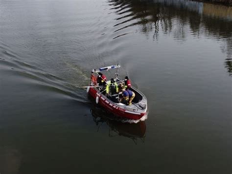 Trwa akcja ratunkowa na ujściu Kanału Gliwickiego do Odry W wodzie