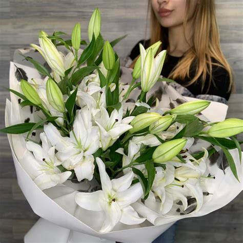 Монобукет из 7 лилий в оформлении «Diseño» (Голландия)