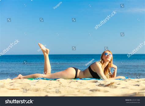 Summer Vacation Sexy Girl Bikini Sunbathing Foto Stok Shutterstock