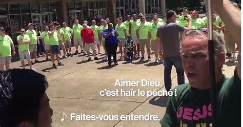 Une Chorale Gay Encercle Une Manifestation Homophobe