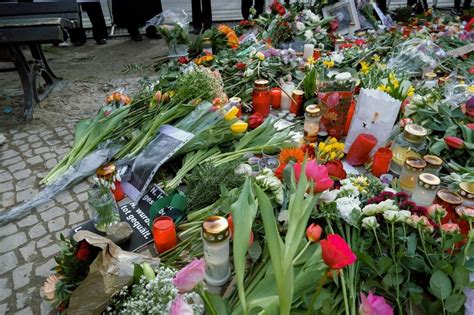 Акция Pussy Riot в память об Алексее Навальном в Берлине Участницы группы хотели пройти от