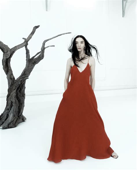 Massimo Dutti launches new logo and limited edition collection