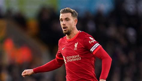 Watch: Jordan Henderson passes ball to TAA with back of his neck