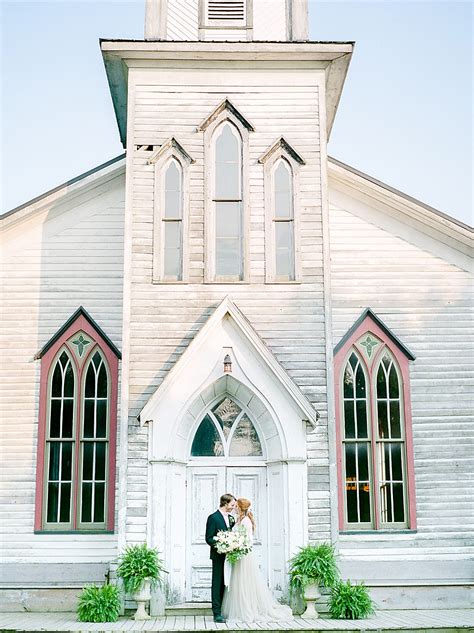 Wedding Inspiration in front of a Vintage Chapel – The White Wren