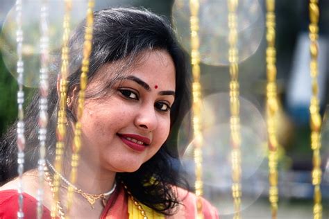 4K Indian Bokeh Brunette Girl Glance Smile HD Wallpaper Rare Gallery