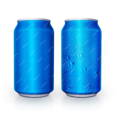 Алюминиевая банка и алюминиевая банка с каплями воды на белом фоне ...