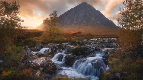 Rzeka w dolinie Glen Coe i szczyt Buachaille Etive Mor w Szkocji