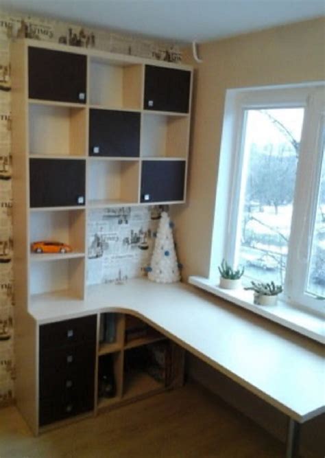 Угловые полки у окна 81 фото