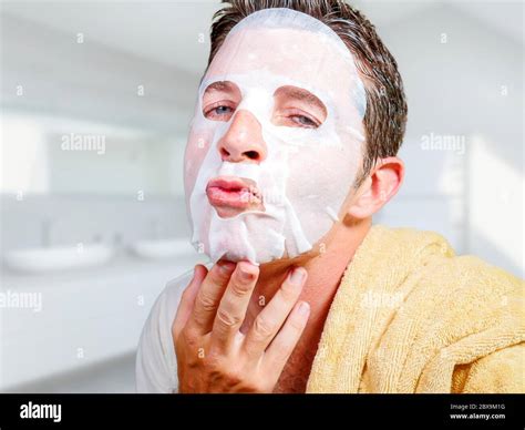 Portrait Frais Et Naturel De Style De Vie De Jeune Homme Gay Attrayant Et Heureux Dans La Salle