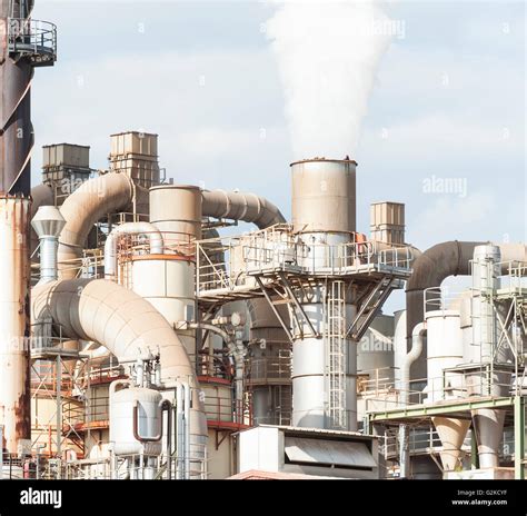 Industrieanlage einer Möbelfabrik mit Schornstein Rauchen Rohr Silos