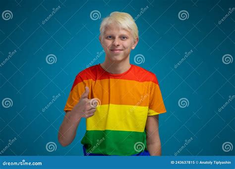Chico Rubio Gay Con Ojos Azules En Ropa De Comunidad Lgbt Imagen De Archivo Imagen De