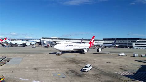 Qantas Boeing B747 Push Back At Sydney Airport Youtube