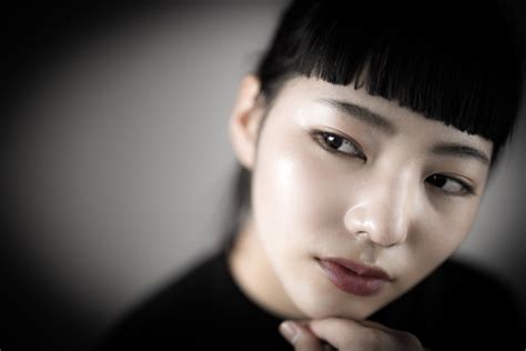 頬杖をついた澄まし顔の女性の無料の写真素材 - ID.84343｜フリー素材 ぱくたそ