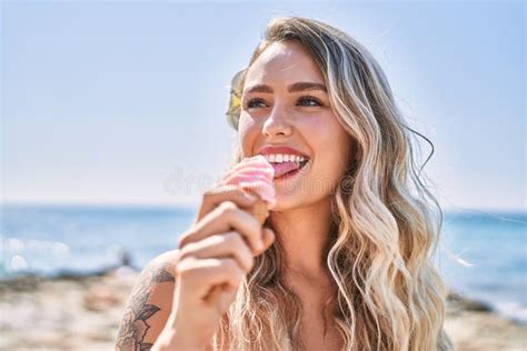 Jovencita Rubia Vistiendo Bikini Comiendo Helado En La Playa Imagen De Archivo Imagen De Goce