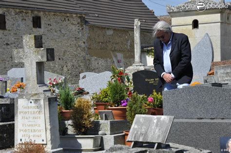 Alain Delon Se Recueillant Le 29 Mai 2012 Sur La Tombe De Romy