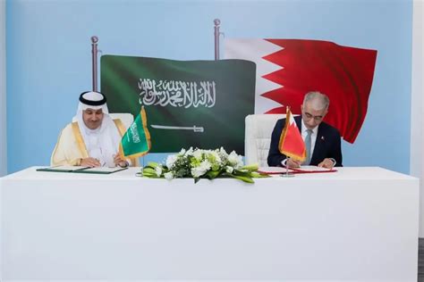 how is the island of bahrain connected to saudi arabia