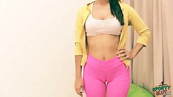 latina cameltoe estirándose en ajustados pantalones de licra Botín