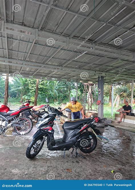 Photo Editorial, 04 Januari 2023, Motorcycle Steam Wash at Indonesia