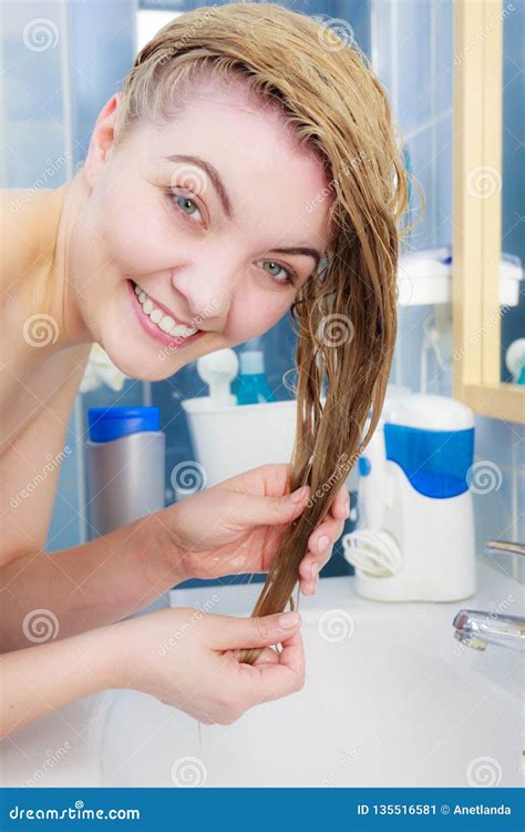 Woman Having Wet Blonde Hair Stock Image Image Of Shampoo Natural