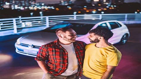 Campanha do novo Polo casal gay gera críticas e memes ContraFatos