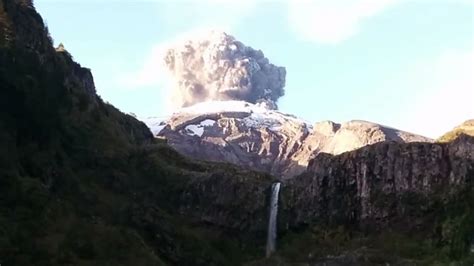 Chile Volcano Eruption: Hiker Witnesses Exact Moment Calbuco Erupts - ABC News