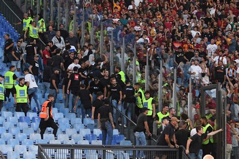 Disordini Tra Le Due Tifoserie Durante L Intervallo Di Roma Atalanta