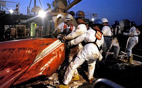 Oil Spill From Deepwater Horizon Oil Rig Explosion Begins To Reach Land