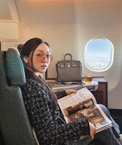 Hot girl đúng là hot girl có mỗi cái cửa sổ máy bay mà cũng tạo dáng chụp được ảnh đẹp hết nấc