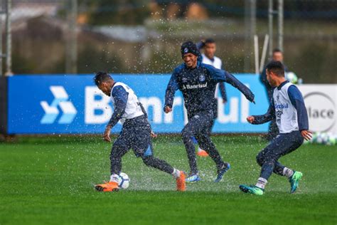 Grêmio faz último treino para enfrentar o Atlético MG os portões