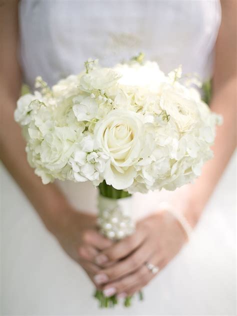 romantic white wedding bouquet ideas
