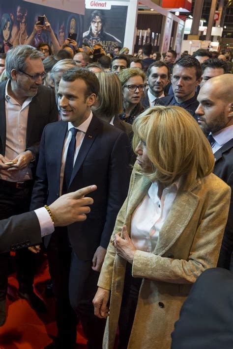 Brigitte Macron En Long Manteau Nude Au Salon Du Livre