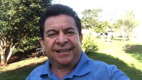 Programas de TV buscam Solimões para falar sobre relação filho gay Bastidores da TV