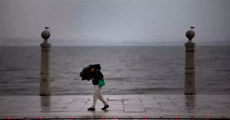 Já são 14 os distritos sob alerta laranja devido à chuva forte