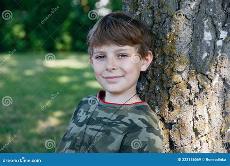 Portrait Du Gar On De L Cole Primaire Beau Enfant Heureux En