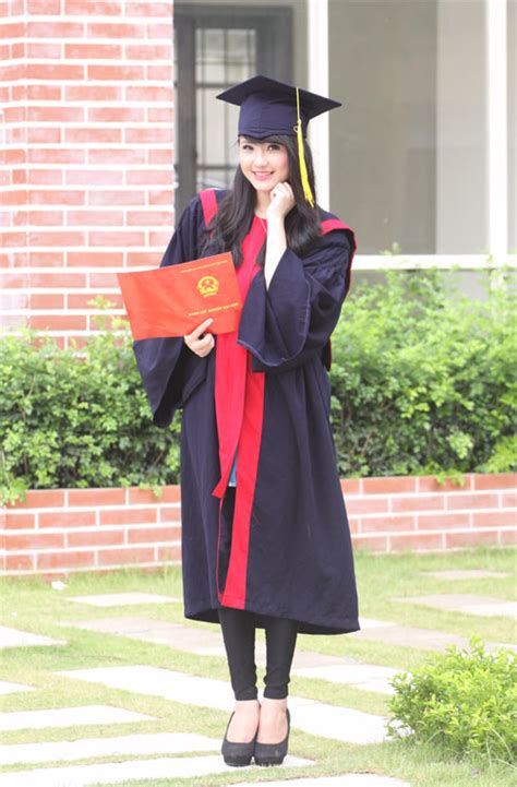 Ngắm các hot girl cực xinh trong áo cử nhân